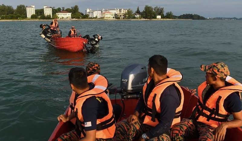 Los equipos de rescate, intentando localizar el cuerpo de uno de los fallecidos.