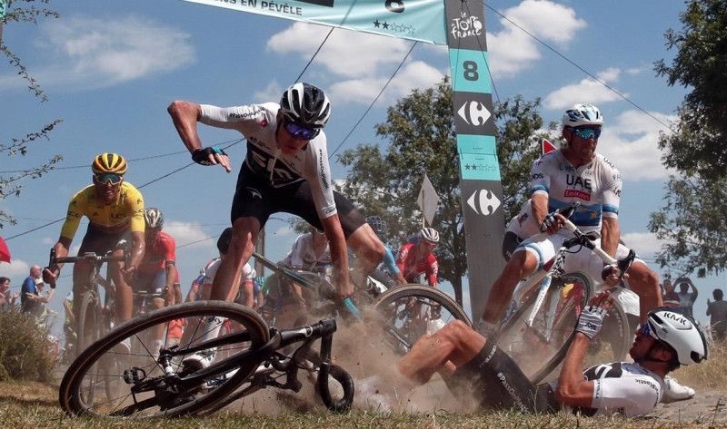 Chris Froome se va al suelo en uno de los tramos adoquinados.