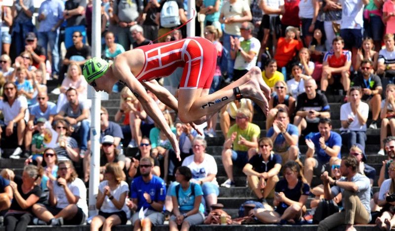 Un triatleta, en pleno salto al agua en el Mundial de Relevos Mixtos de Hamburgo (2018).
