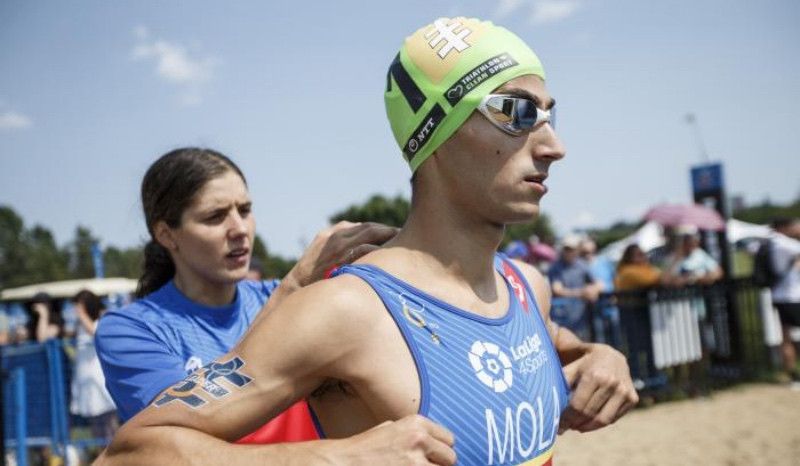 Mario Mola y Carolina Routier, momentos antes de la disputa de una prueba de las Series Mundiales de Triatlón.
