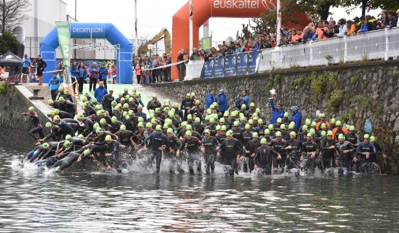 Momento de la salida del Triatlón de Sestao 2017.E