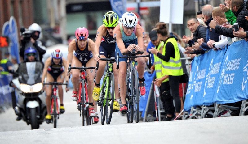Flora Duffy, en pleno segmento de bici de las Series Mundiales de Hamburgo 2018 (foto: @janosmschmidt)