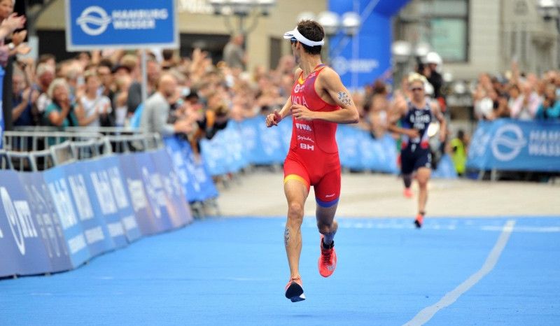 Mario Mola, en los últimos metros de la prueba de las Series Mundiales de Triatlón de Hamburgo 2018.