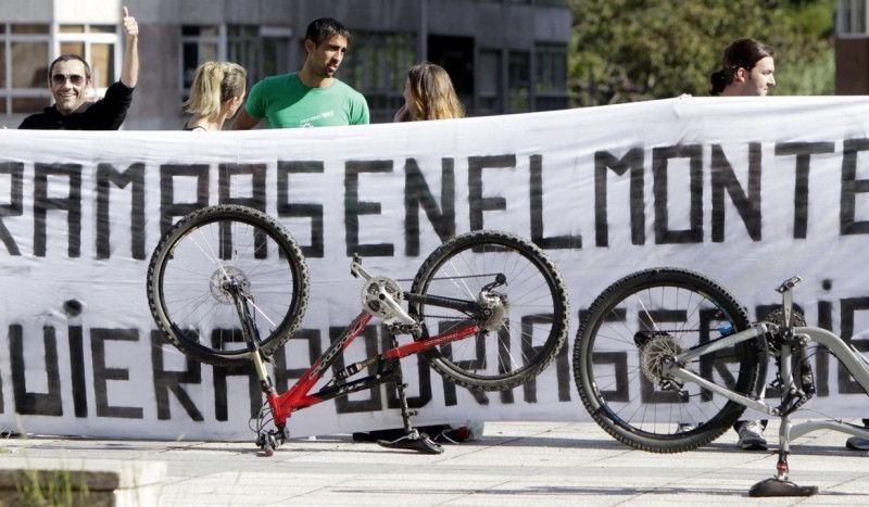 Manifestación ante los juzgados para protestar por las trampas anti-ciclistas de los montes gallegos.