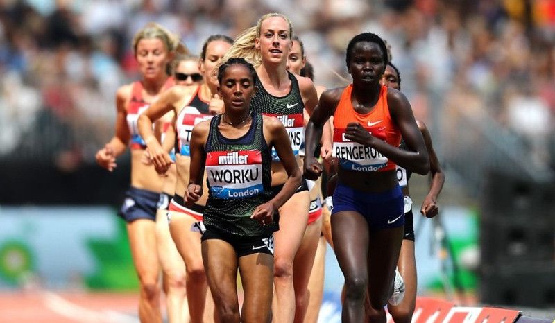 La atleta etíope Fantu Worku, en plena carrera de 3.000 metros en la Diamond League de Londres 2018.