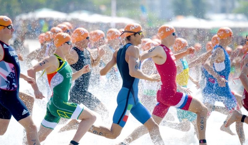 Salida de la prueba masculina de triatlón de los Juegos Olímpicos de Río 2016.