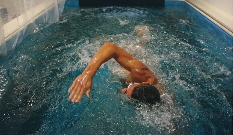 Lionel Sanders, entrenando la natación en su piscina indoor (foto: @talbotcox)