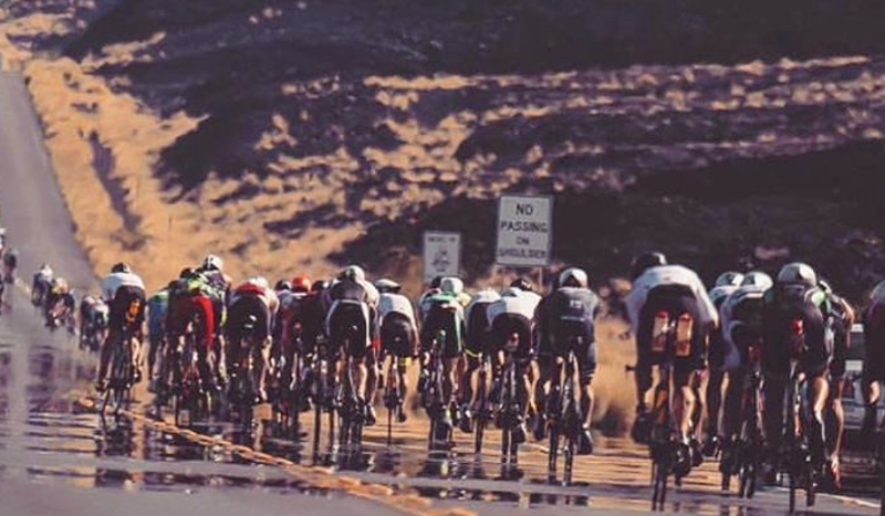 Grupos de triatletas durante el segmento de ciclismo del Ironman de Hawaii.