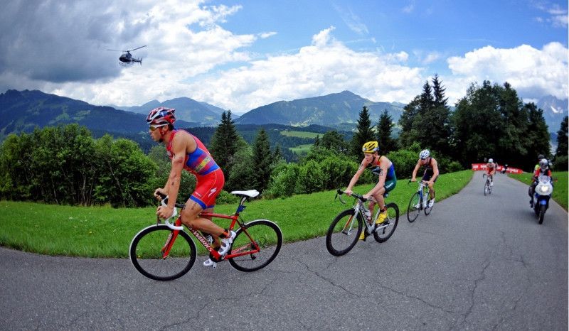 Javier Gómez Noya, en plena subida del segmento de ciclismo de las Series Mundiales de Triatlón de Kitzbuehel 2013.