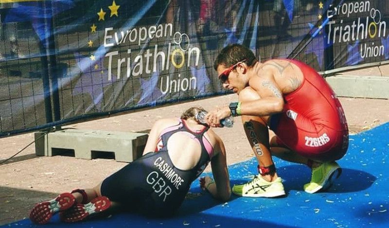 Alejandro Sánchez Palomero, auxiliando a Claire Cashmore en el Campeonato de Europa de Tartu 2018.