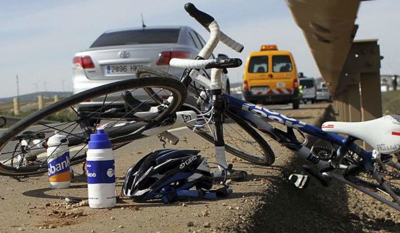 El conductor que atropelló a un ciclista en Pravia se entrega a la Guardia Civil