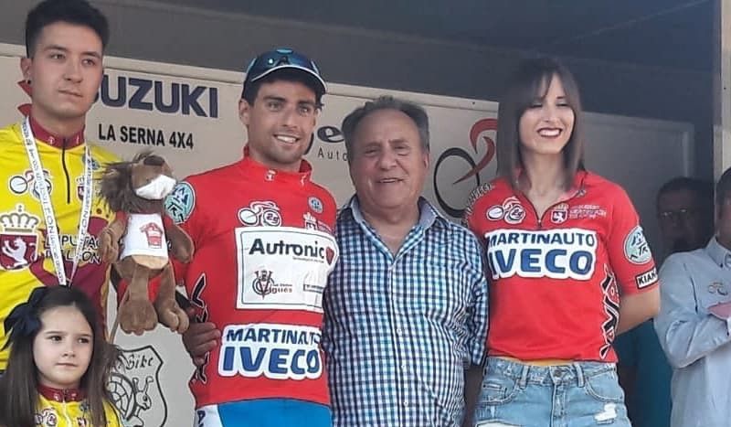 Kevin Tarek, en el podio de la Vuelta a León 2018 con el maillot de líder de las metas volantes.