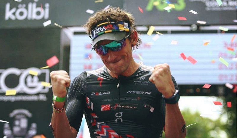 Tim Don celebra su victoria en el Ironman 70.3 de Costa Rica 2018.