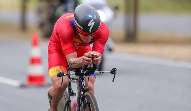 Pablo Dapena, en el segmento de ciclismo del Mundial ITU de Larga Distancia de Fyn (foto: @activimages / Pablo Dapena).