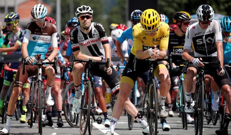 Thomas, Froome, Dumoulin y Bardet, en los instantes previos a la salida de la 17ª etapa del Tour de Francia 2018.