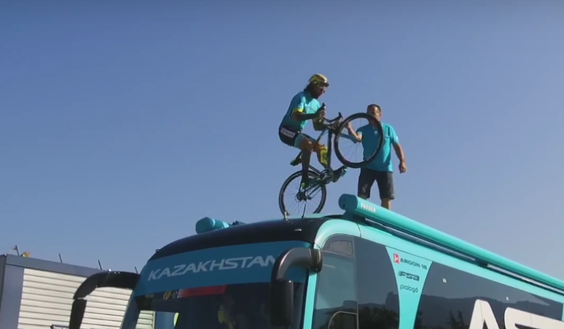 (VÍDEO) ¿Has visto ya lo último de Brumotti en el Tour de Francia? 