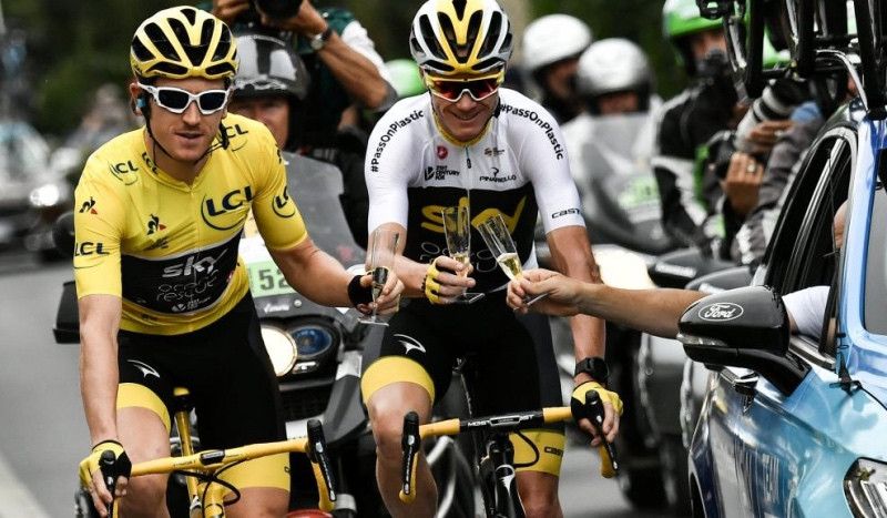 Geraint Thomas (1º) y Chris Froome (3º) brindan en la última etapa del Tour de Francia 2018.