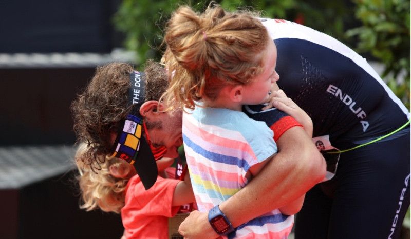 Tim don, con sus hijos en la zona de llegada del Ironman de Hamburgo.