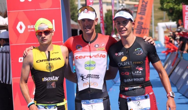 El podio del Triathlon Alpe d'Huez 2018, con Albert Moreno (izquierda), Frederik Van Lierde (centro) y Timothy Van Houten (derecha).