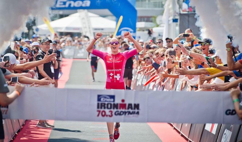 Daniela Ryf, entrando en la meta del Ironman 70.3 de Gdynia 2018.