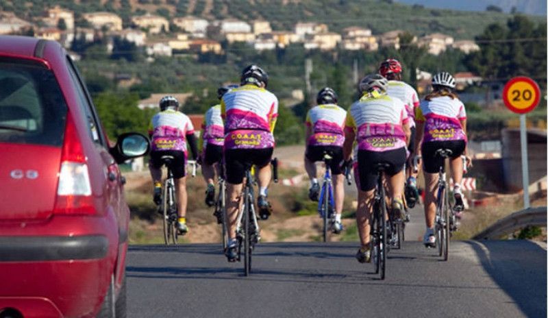 (VÍDEO) Los ocupantes de un vehículo amenazan e increpan a un grupo de ciclistas en Asturias