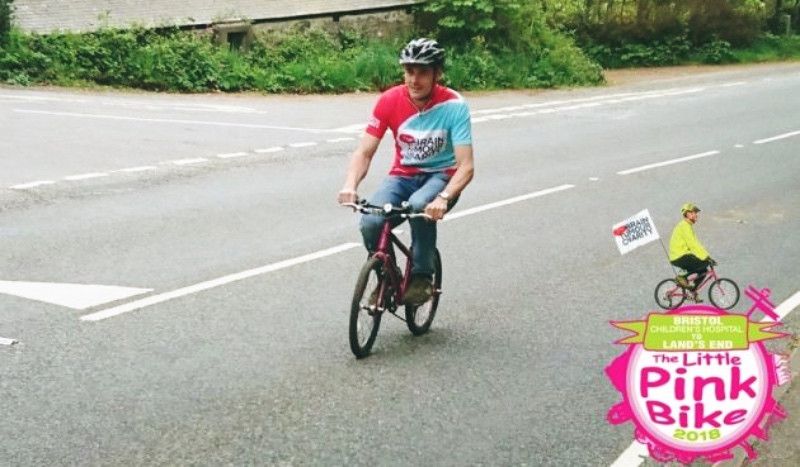 Un padre hará 340 km en una bici de niña en memoria de su hija fallecida 