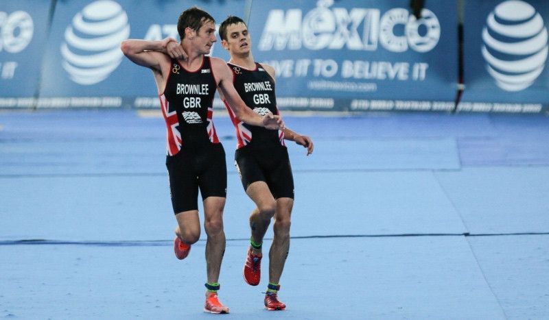Alistair y Jonny Brownlee, entrando en meta en la Gran Final de las WTS de Cozumel en 2016.