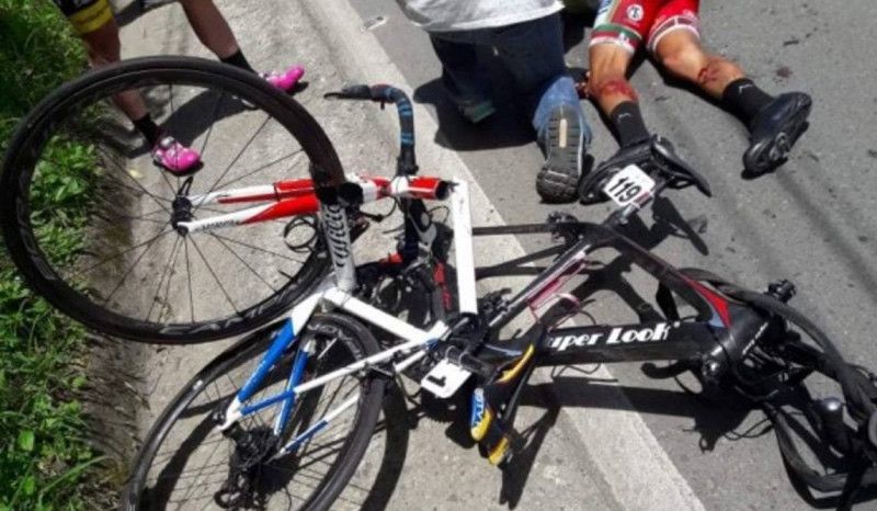Una moto atropella a cuatro ciclistas en la Vuelta a Colombia