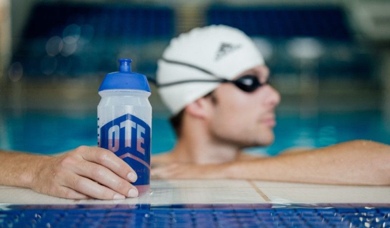 A la piscina, siempre con el bidón para beber