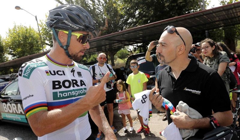 Sagan y el motorista que le derribó en 2015 sellan la paz en Salamanca