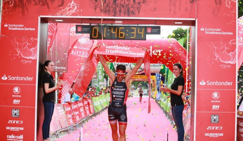 Albert Parreño e Indre Barkute vencen ganan un Triatló de Gavà con 1.000 participantes