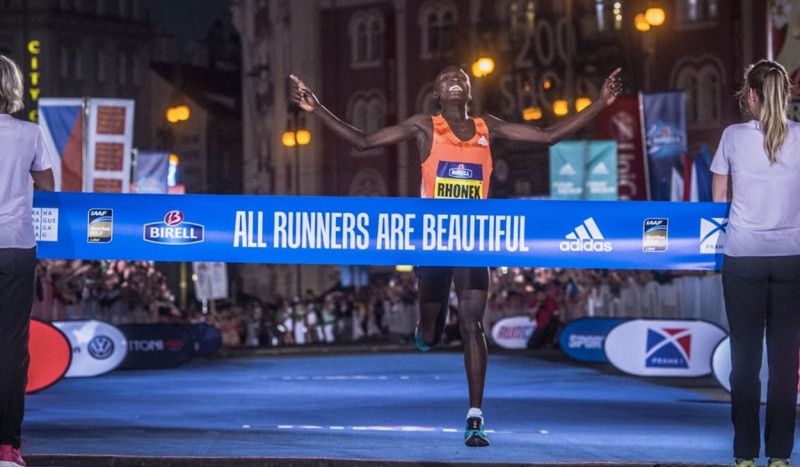 (VÍDEO) Rhonex Kipruto, de 18 años, corre en 26:46 los 10 km, a 2" del récord mundial
