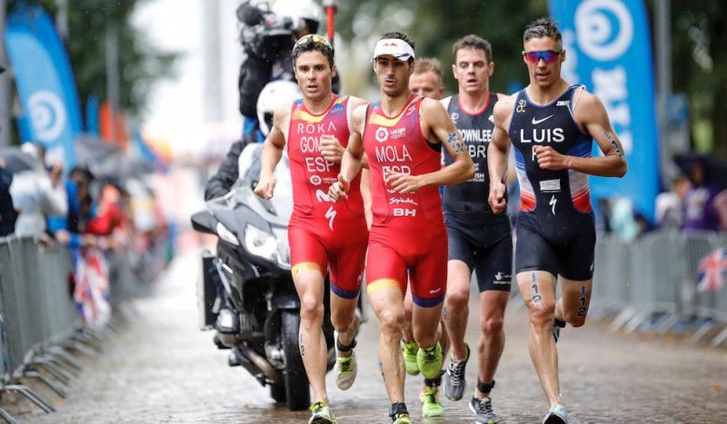 Mario Mola, Javier Gómez Noya, Vincent Luis, Jonny Brownlee y Kristian Blummenfelt, en el segmento de carrera a pie de la Gran Final de Rotterdam de 2017.