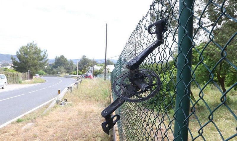 Restos de la bicicleta de David Viñals después del accidente.
