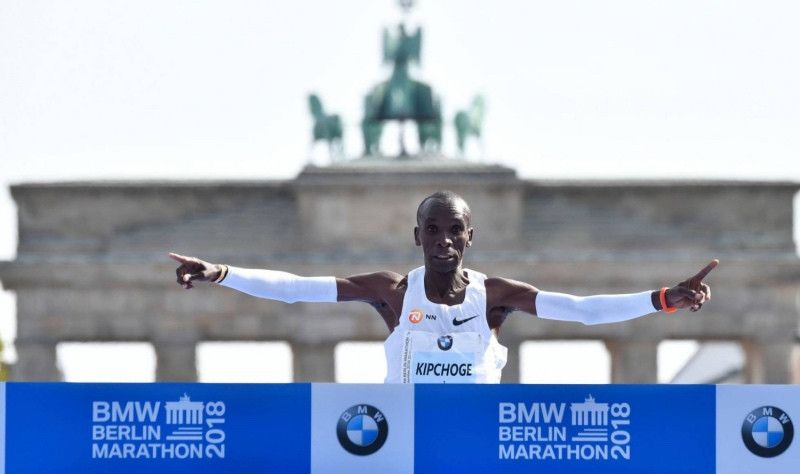 ¡¡2:01:39!! Kipchoge destroza el récord del mundo de maratón en Berlín 