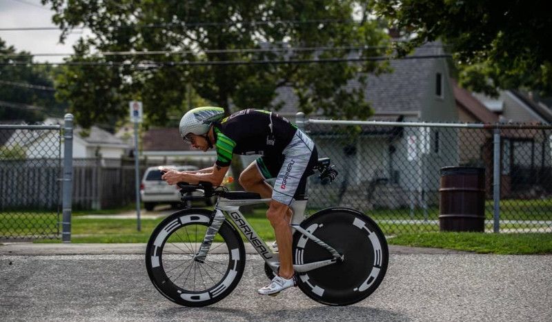 (VÍDEO) Sanders hace un Ironman entrenando para testar su estrategia nutricional