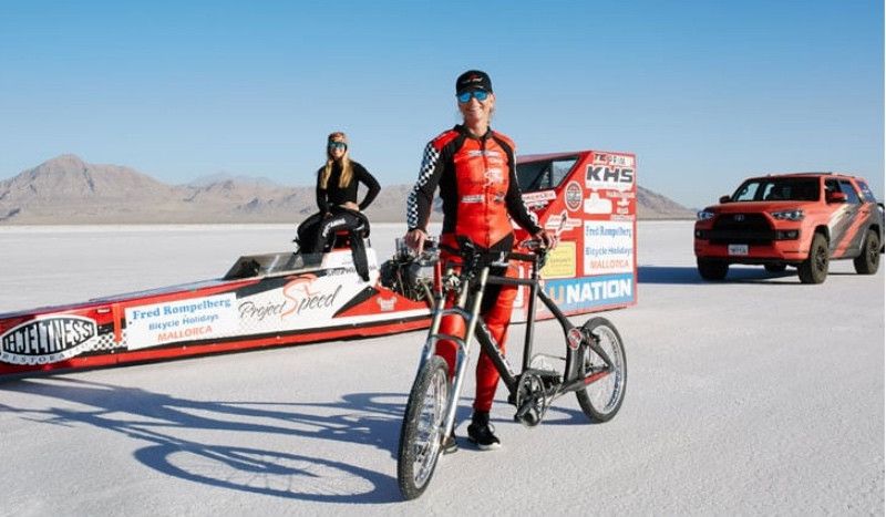 (VÍDEO) Nuevo récord del mundo de velocidad en bici... ¡Casi 300 km/h!