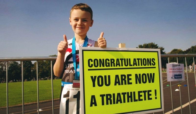¿Cuál es la edad mínima para competir con garantías en un medio Ironman?