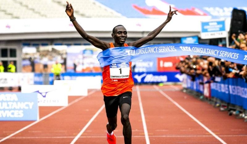 Cherono vuela en el Maratón de Ámsterdam y roza el 'top ten' histórico mundial