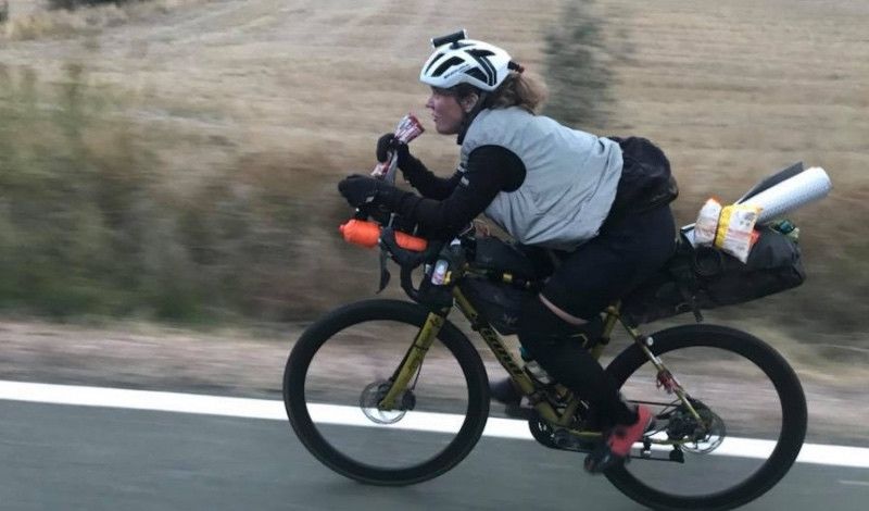 El nuevo récord de una ciclista escocesa: la vuelta al mundo en bici en 124 días