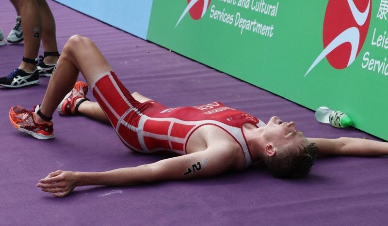 El danés Henrik Klemmesen, en el suelo después de enterarse de que había sido descalificado en la Copa Asiática de Triatlón de Hong Kong. 