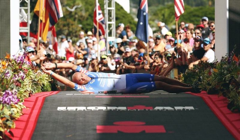 Russell cruzó la meta de Kona dos veces (una de ellas, rodando)... ¿por qué?