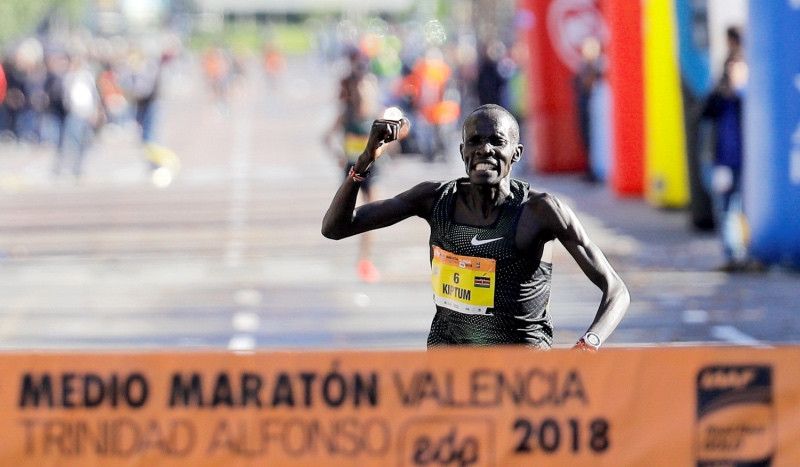Kiptum bate el récord del mundo de medio maratón en Valencia