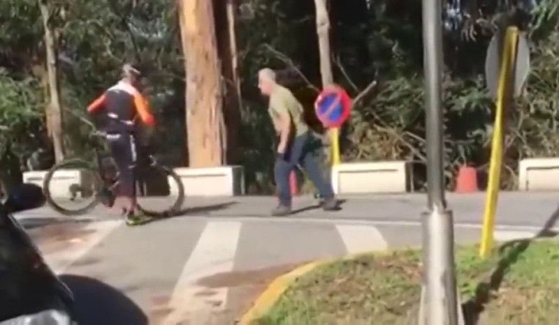 (VÍDEO) Un camionero agrede con un martillo a dos ciclistas tras un incidente de tráfico
