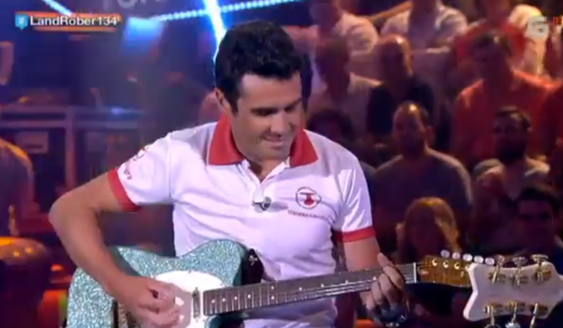 (VÍDEO) ¡A la guitarra, un tipo duro: Javi Gómez Noya!
