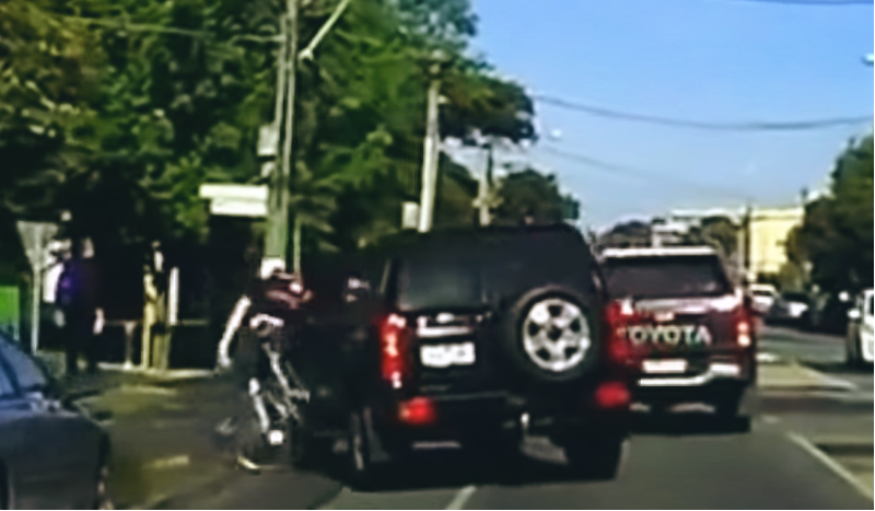 (VÍDEO) Un conductor atropella deliberadamente a un ciclista en Australia