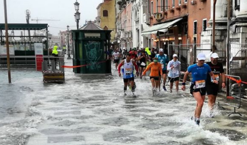 (VÍDEO) El maratón de Venecia se convierte... ¡en un acuatlón!