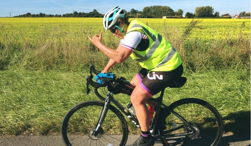 Una australiana bate el récord del mundo del Enduroman Arch-2-Arc