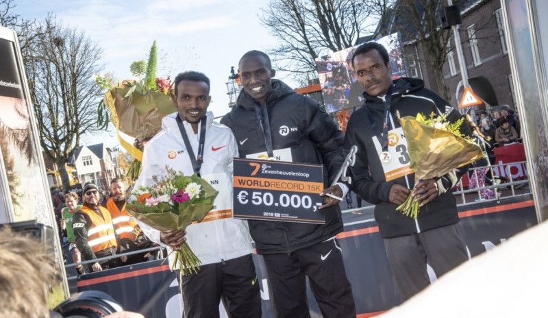 Joshua Cheptegei bate el récord del mundo de 15K