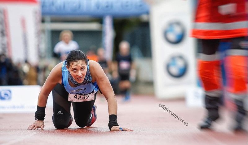 Una corredora termina a gatas el Maratón de San Sebastián